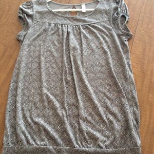 Xhilaration cap sleeve grey/black/white top